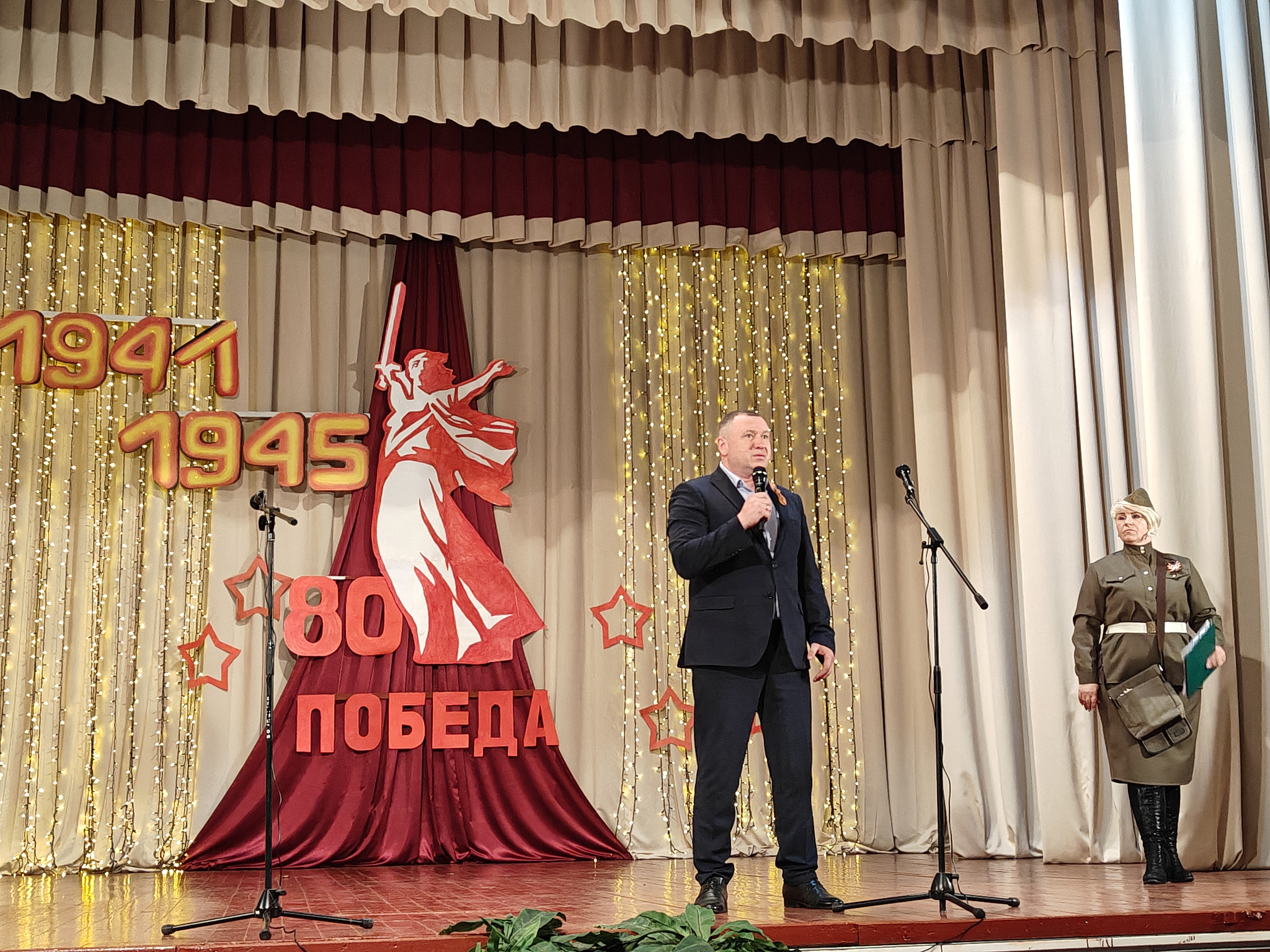В Снежном отметили 80-летие Победы торжественным концертом.