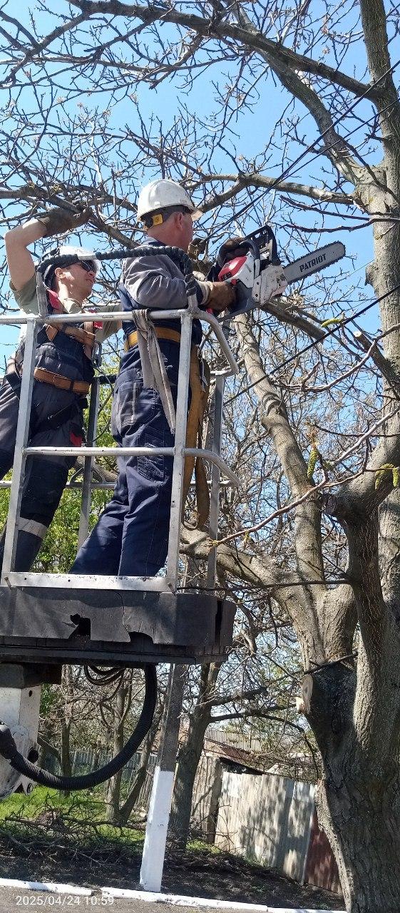 Самарцы восстанавливают работу электросетей в Снежном.