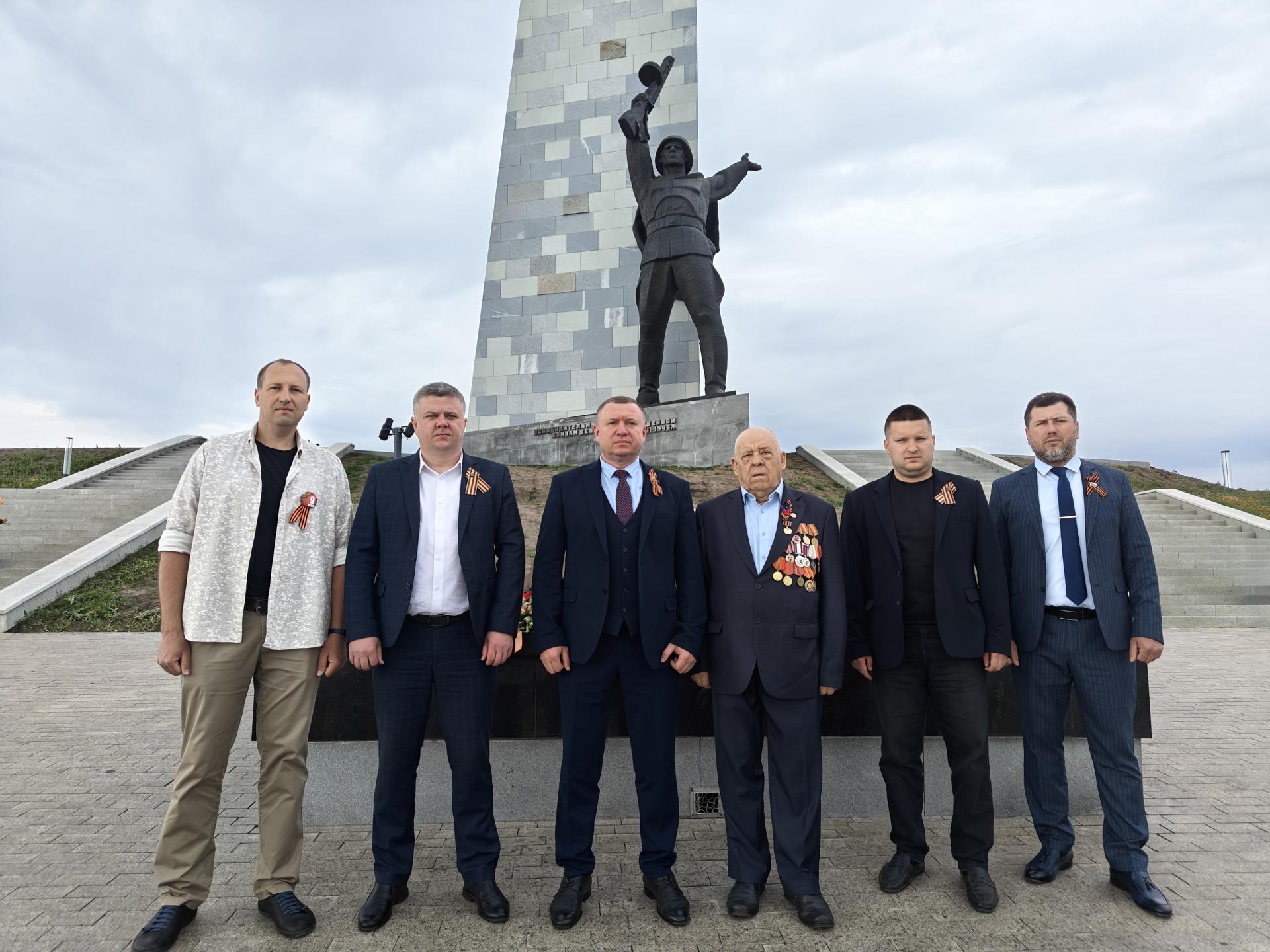 Глава Снежного возложил цветы у Саур-Могилы.