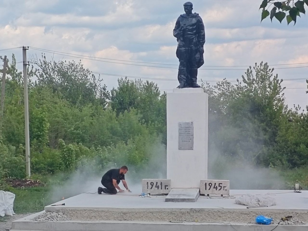 В Снежном благоустраивают памятник.