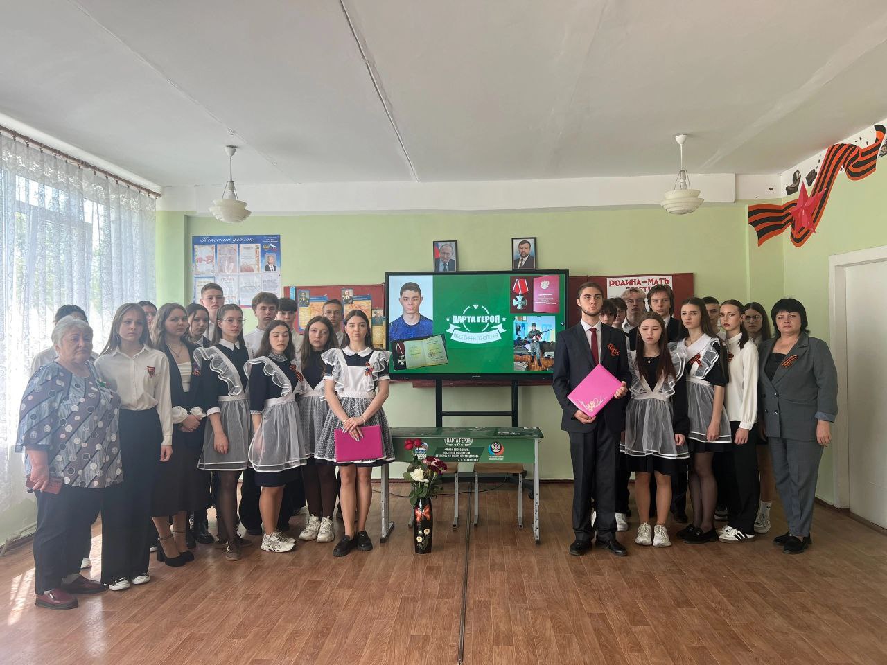 В Снежном состоялось открытие &quot;Парты Героя&quot;.