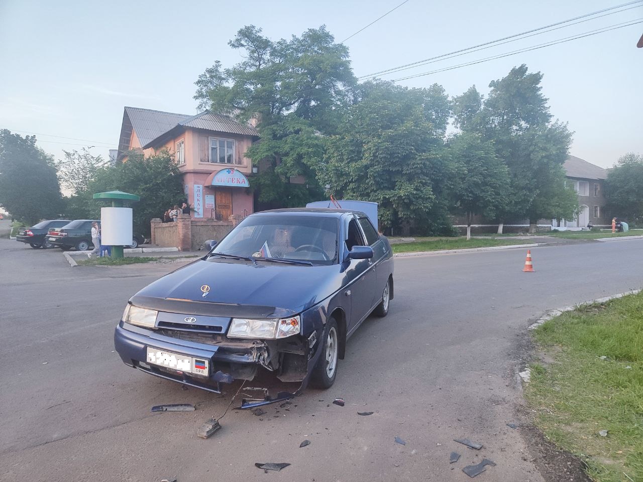 Полицейские проводят проверку по факту ДТП с участием несовершеннолетнего водителя мопеда.