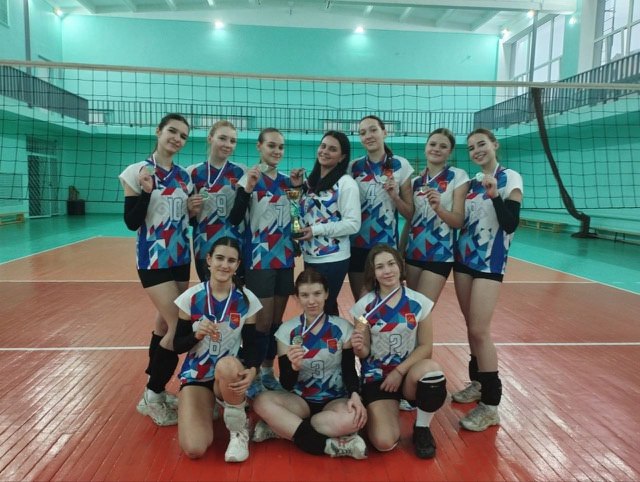 Спортсмены Снежного поучаствовали в Первенстве ДНР по волейболу.