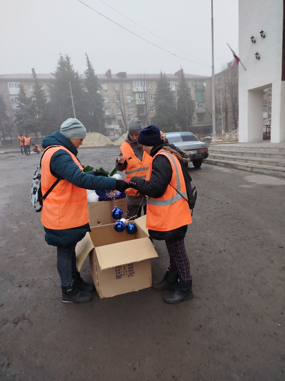 Коммунальщики Снежного благоустраивают территории общего пользования.