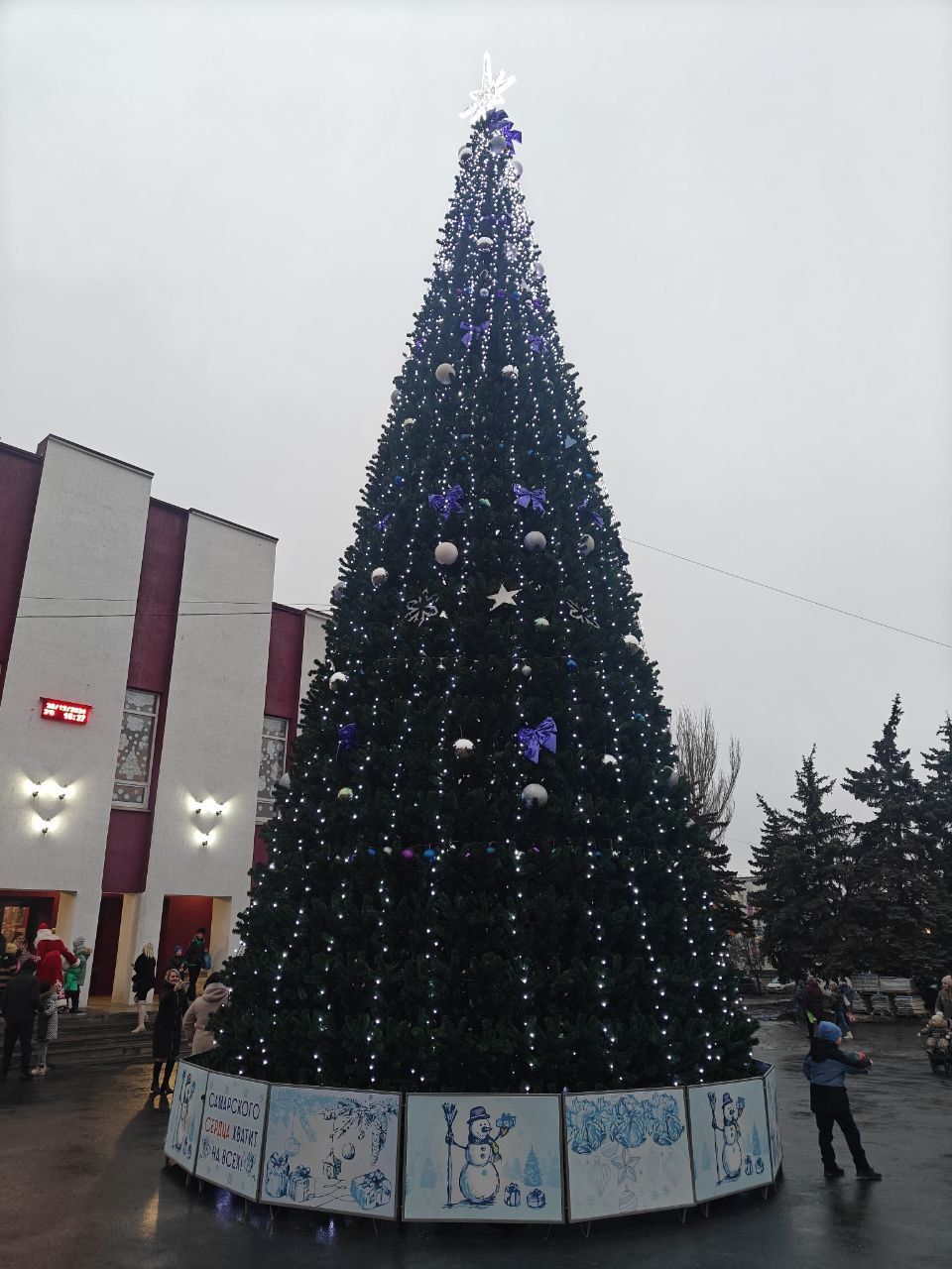 В Снежном зажглись огни Главной елки округа.