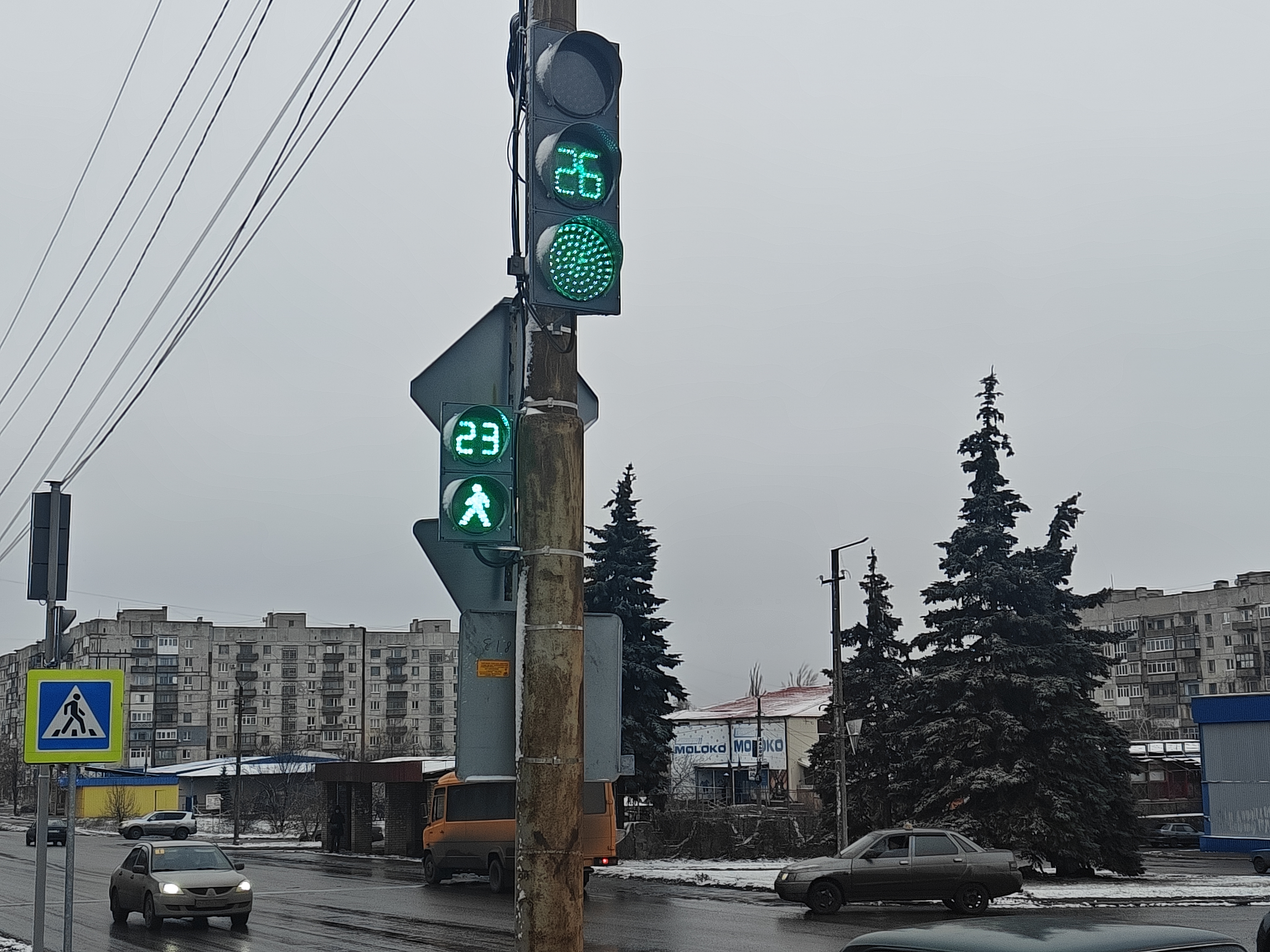 В Снежном введен в эксплуатацию новый светофорный объект.