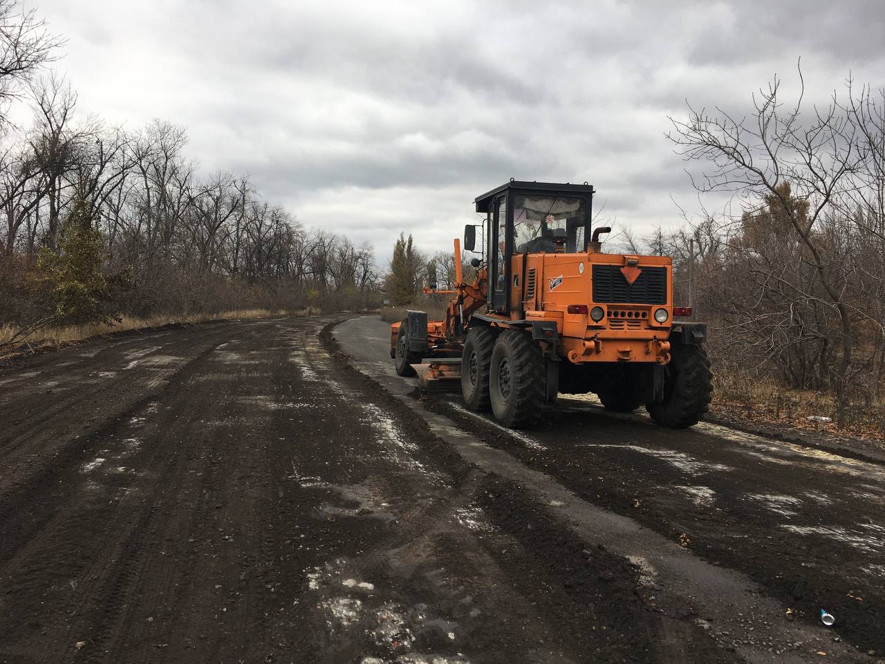 В Снежном проходят работы по отсыпке дорог.