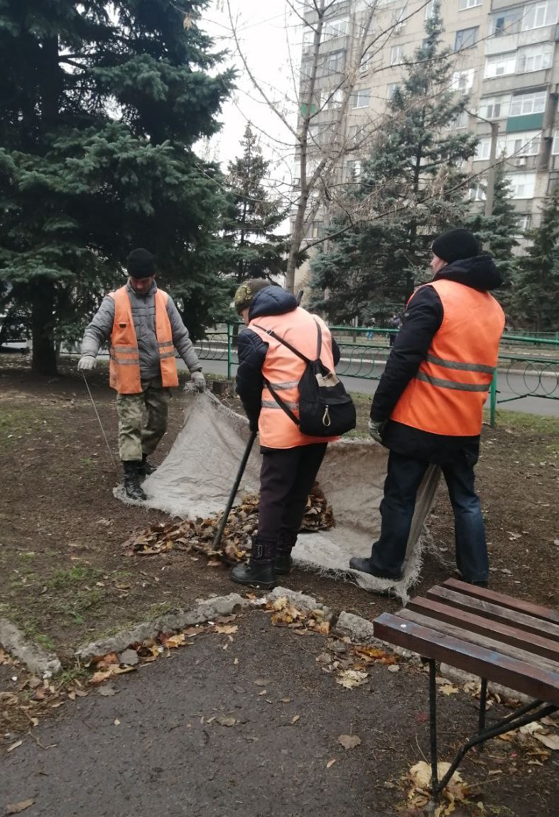 Коммунальщики Снежного благоустраивают территории общего пользования.