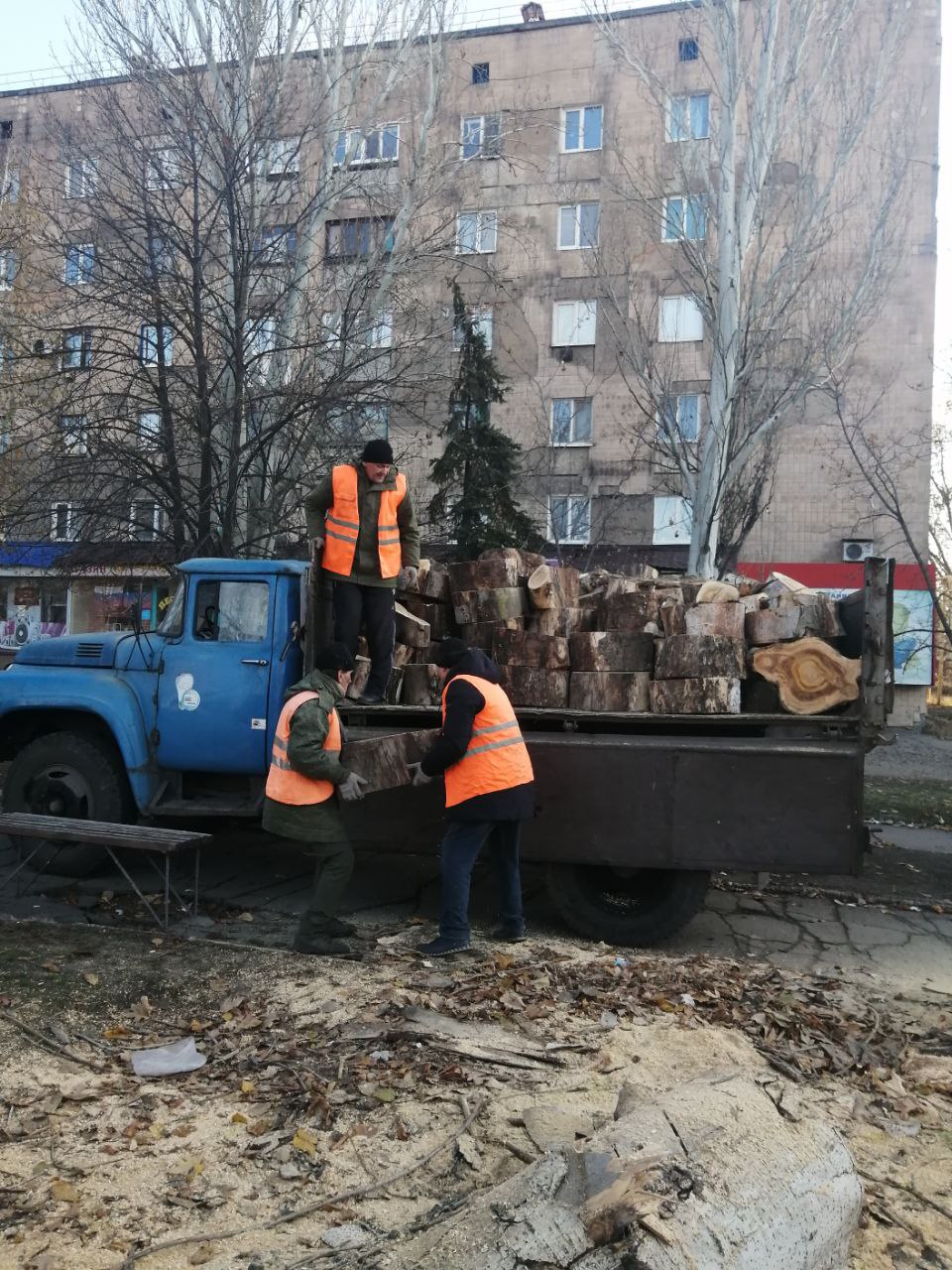 Коммунальщики Снежного благоустраивают территории общего пользования.