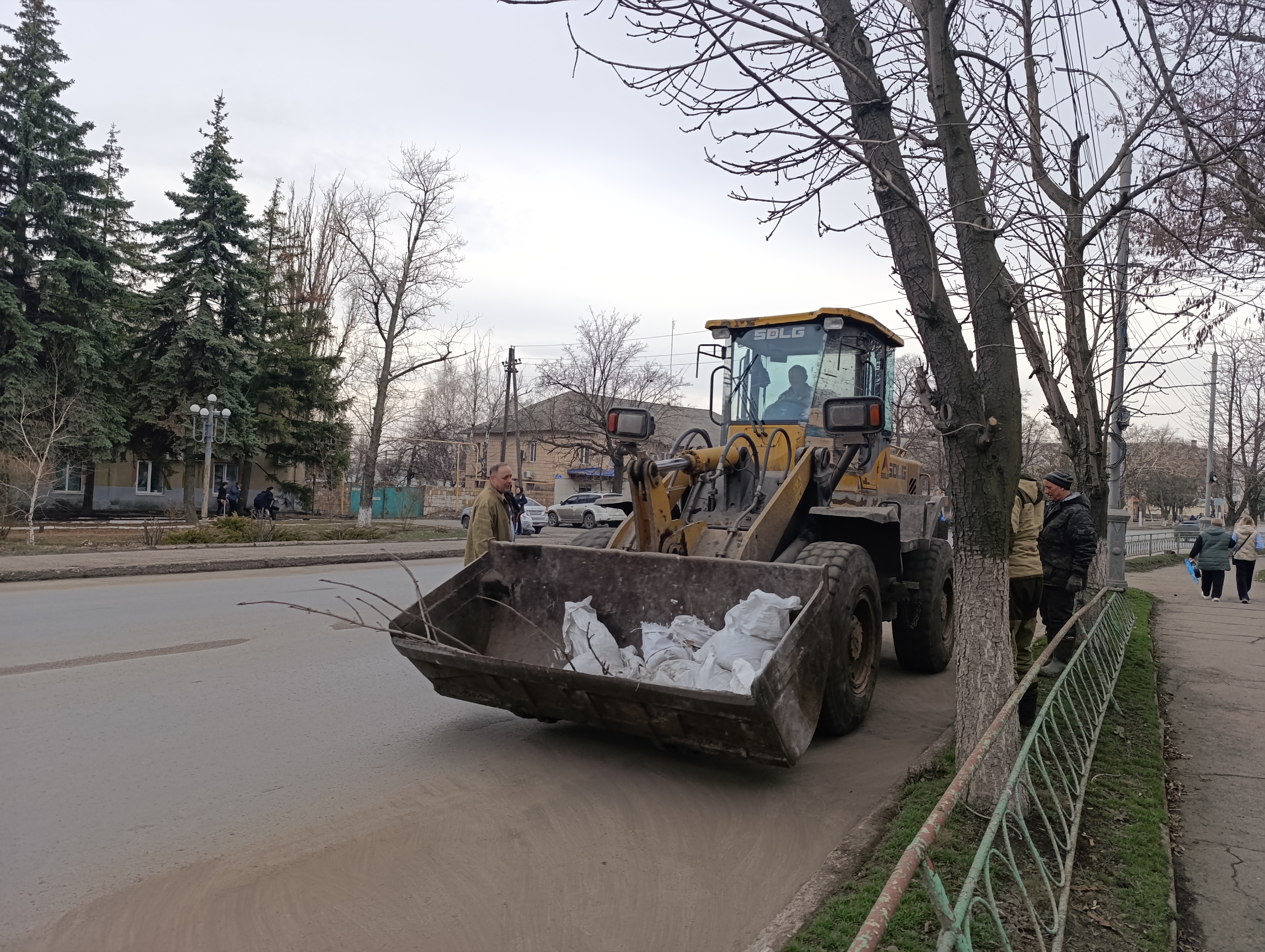 В Снежном состоялся первый в этом году субботник в рамках акции &quot;Чистый четверг&quot;.