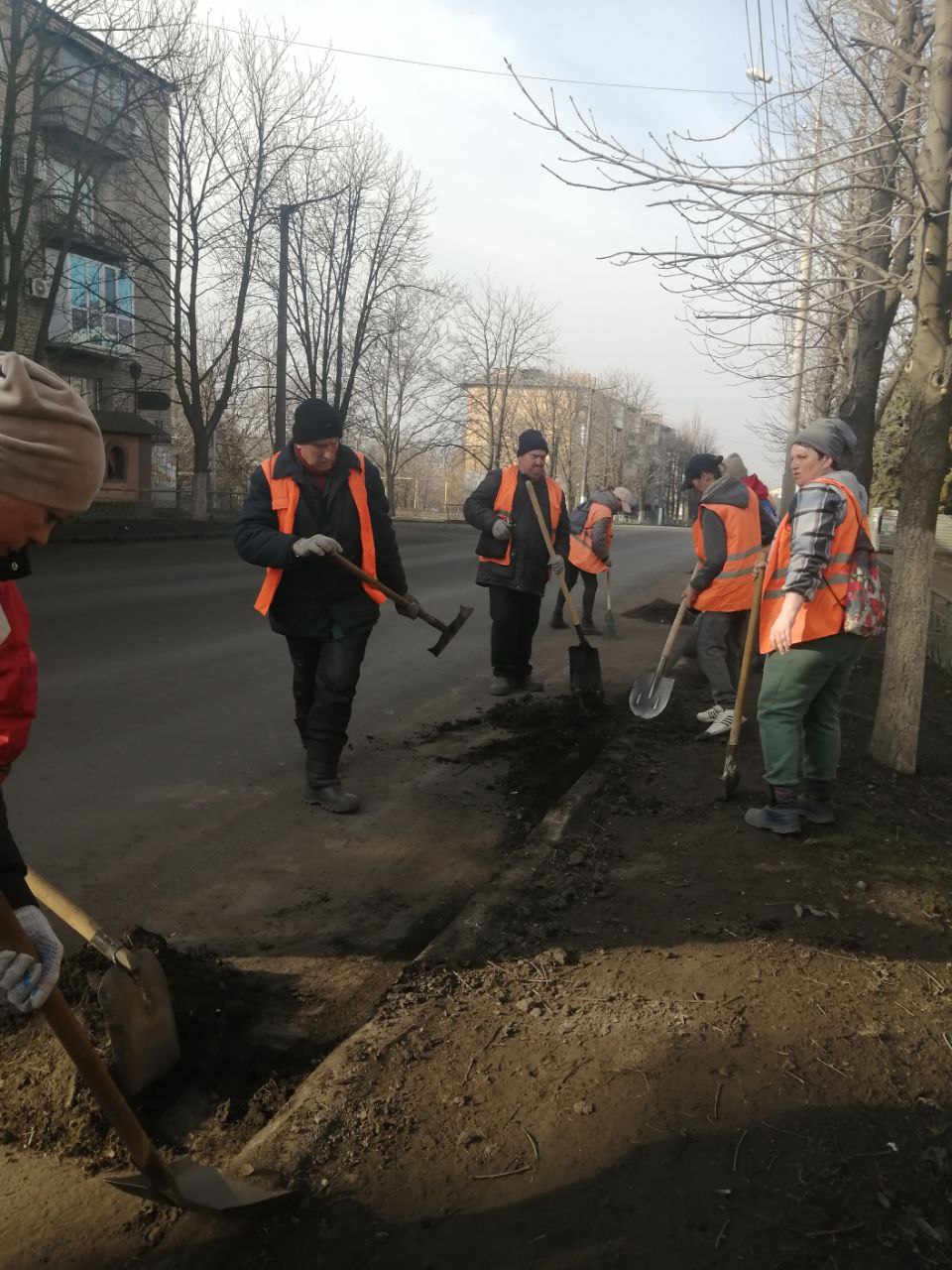 Коммунальщики Снежного благоустраивают территории общего пользования.