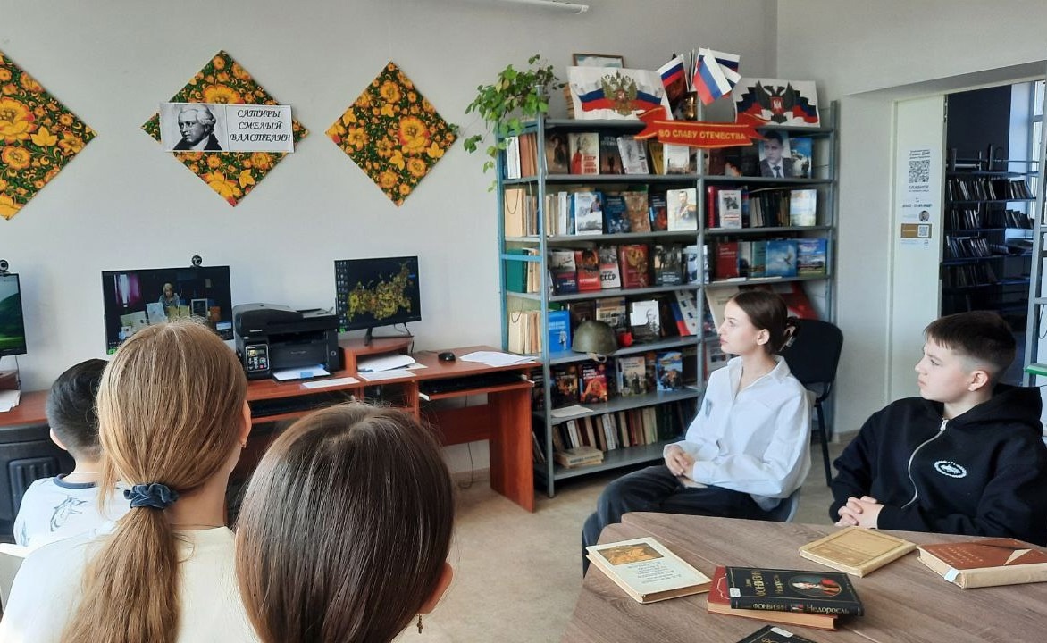 В библиотеках Снежного проведены тематические мероприятия в честь юбилея Д. И. Фонвизина.