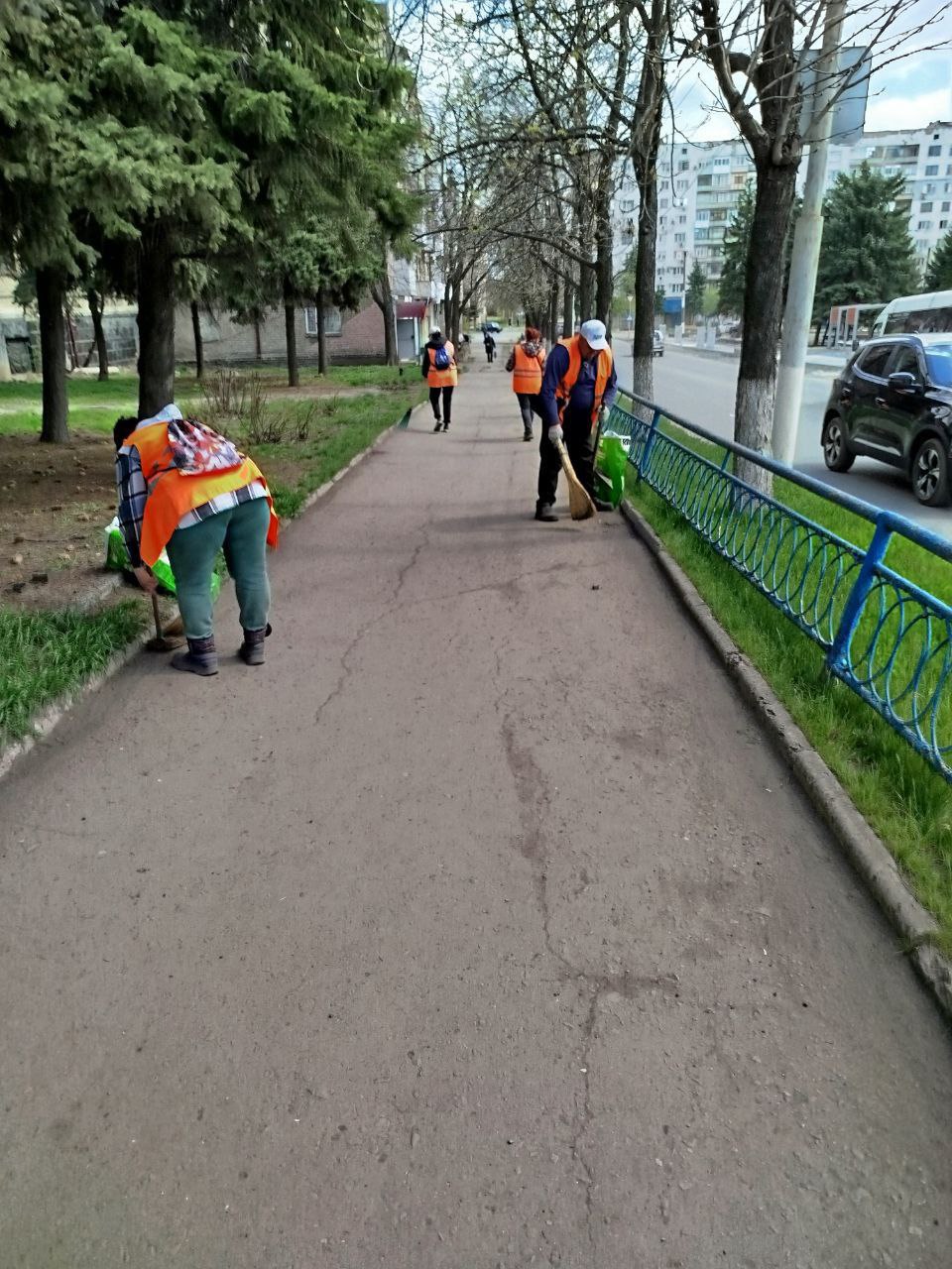 Коммунальщики Снежного благоустраивают территории общего пользования.