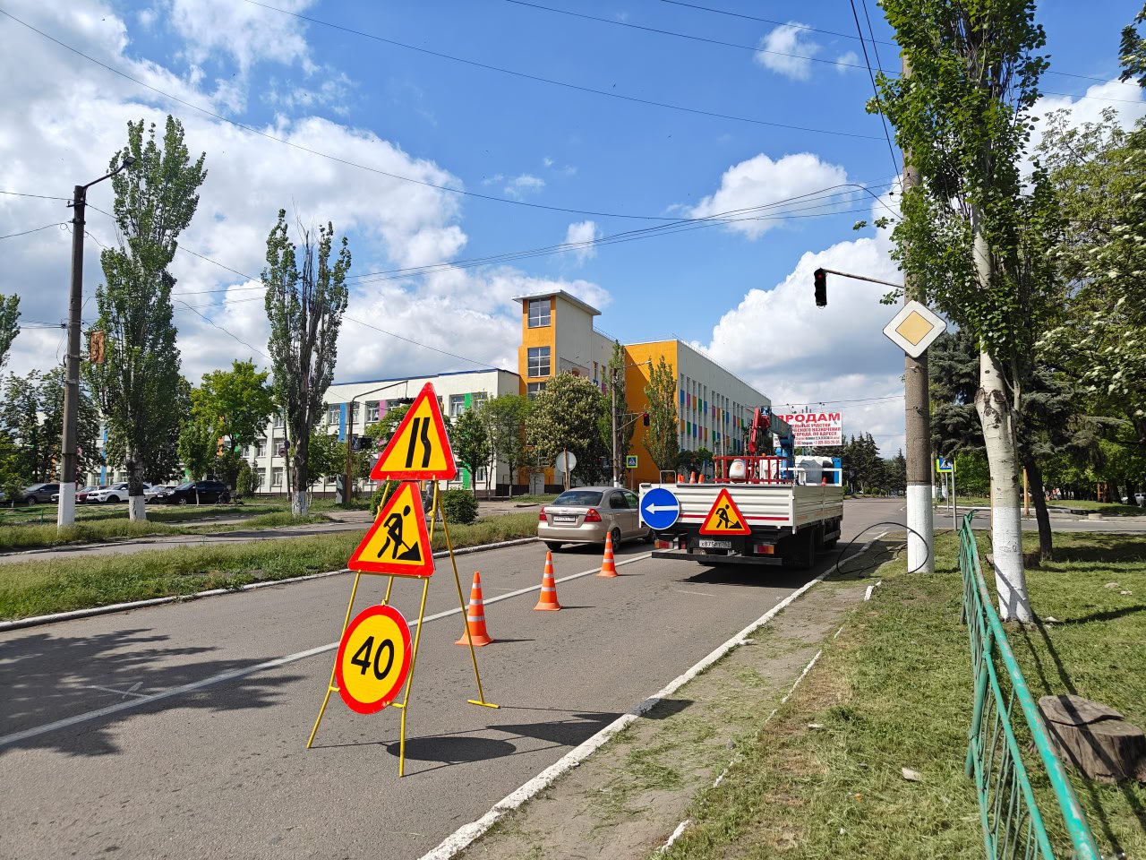 В Снежном обновляют уличное освещение.