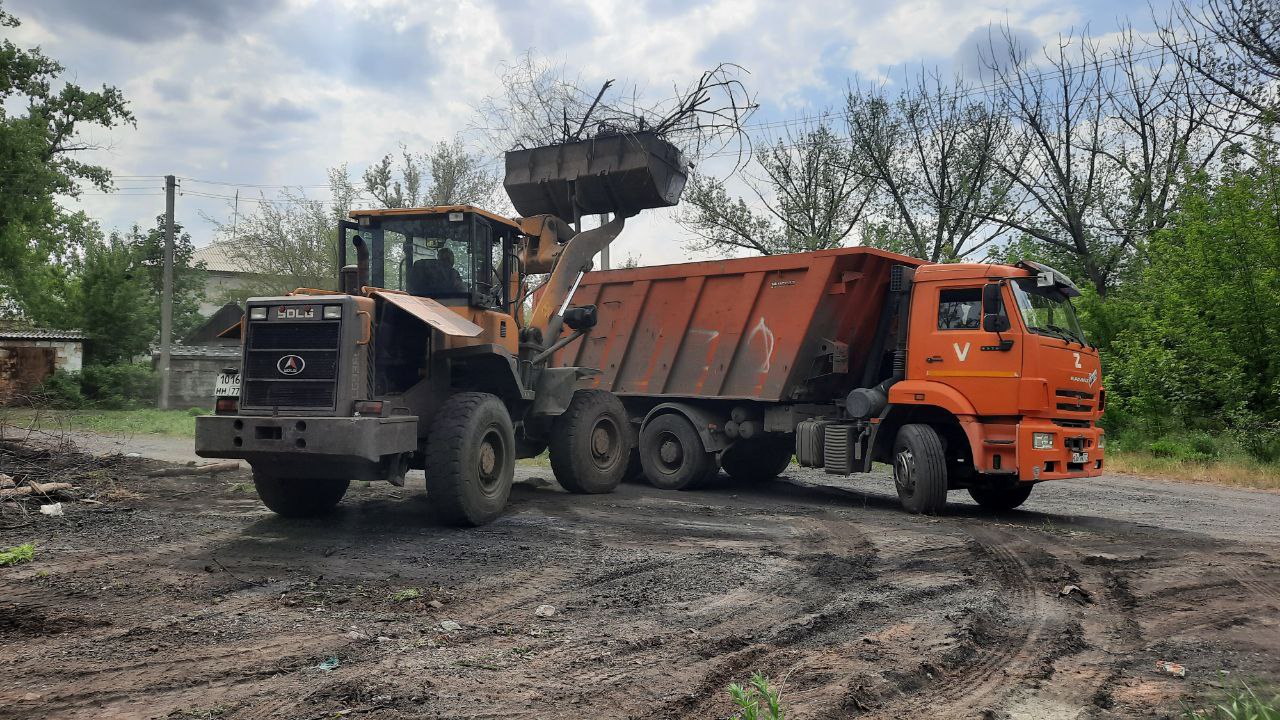 В Снежном продолжаются работы по вывозу мусора.