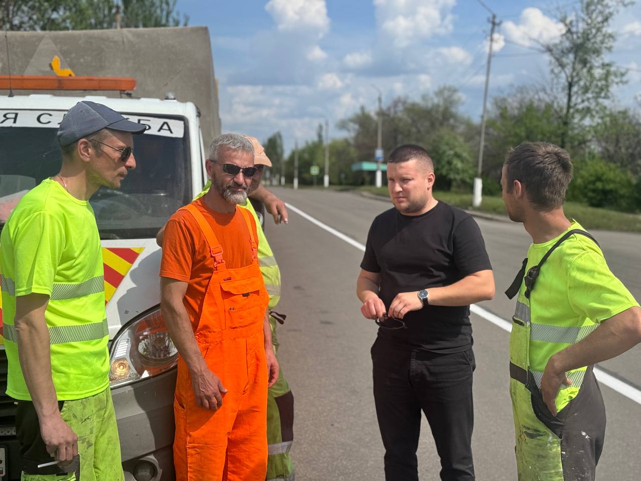В Снежном обновляют дорожную разметку.