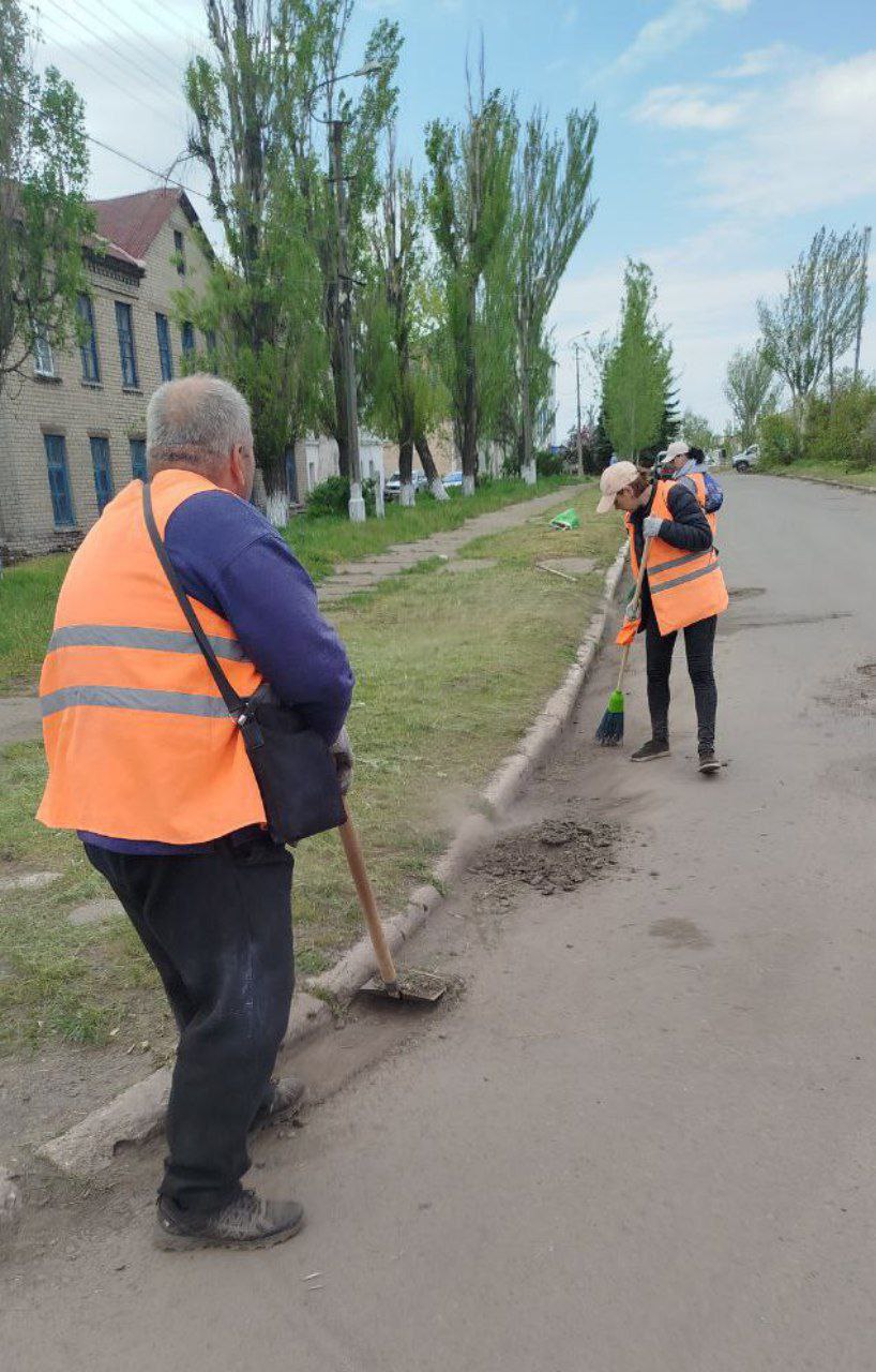 Коммунальщики Снежного продолжают благоустраивать территории общего пользования.