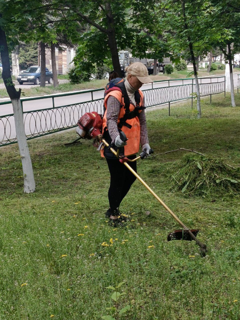 Коммунальщики Снежного продолжают благоустраивать территории общего пользования.