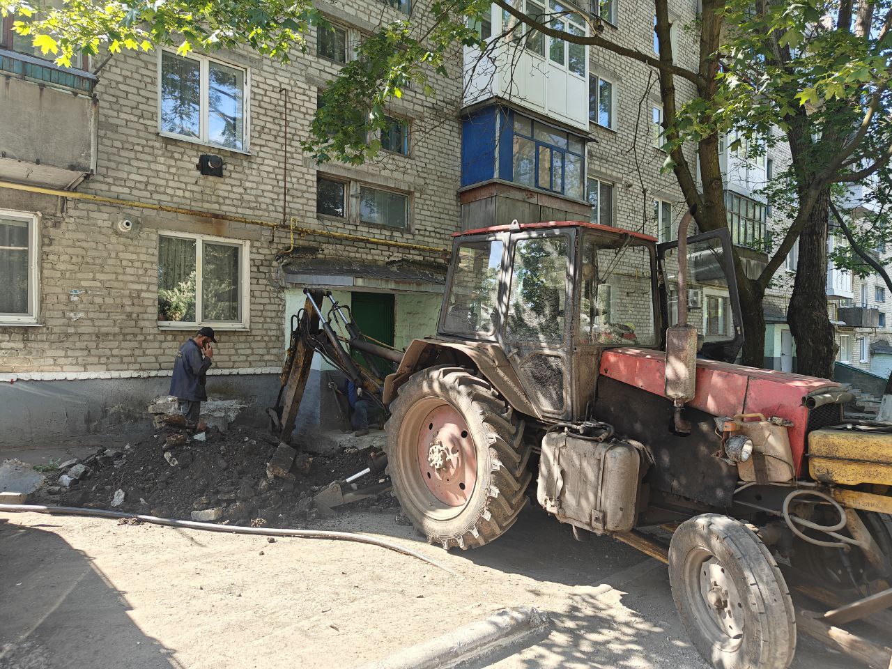 Коммунальные службы Снежного восстанавливают водопроводные сети.