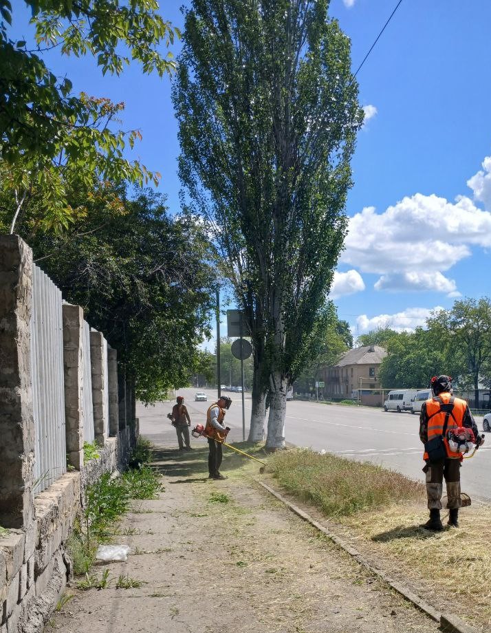 Коммунальщики Снежного продолжают благоустраивать территории общего пользования.