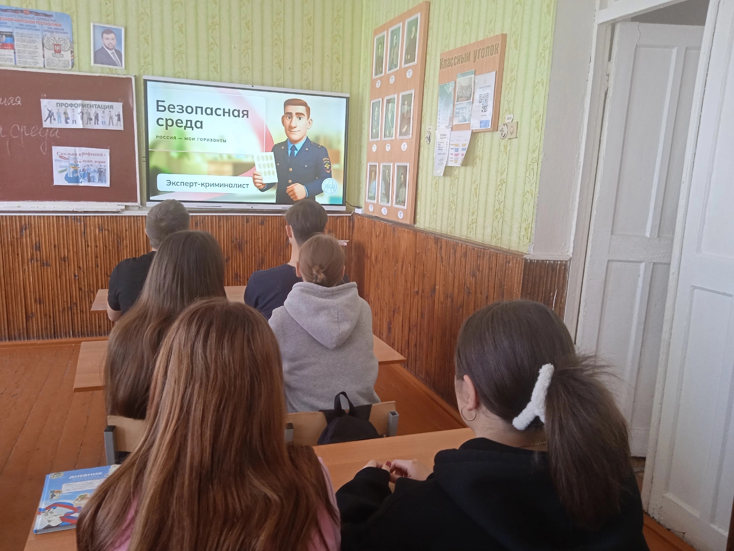 Школьники Снежного изучили востребованные профессии на занятиях «Билет в будущее».