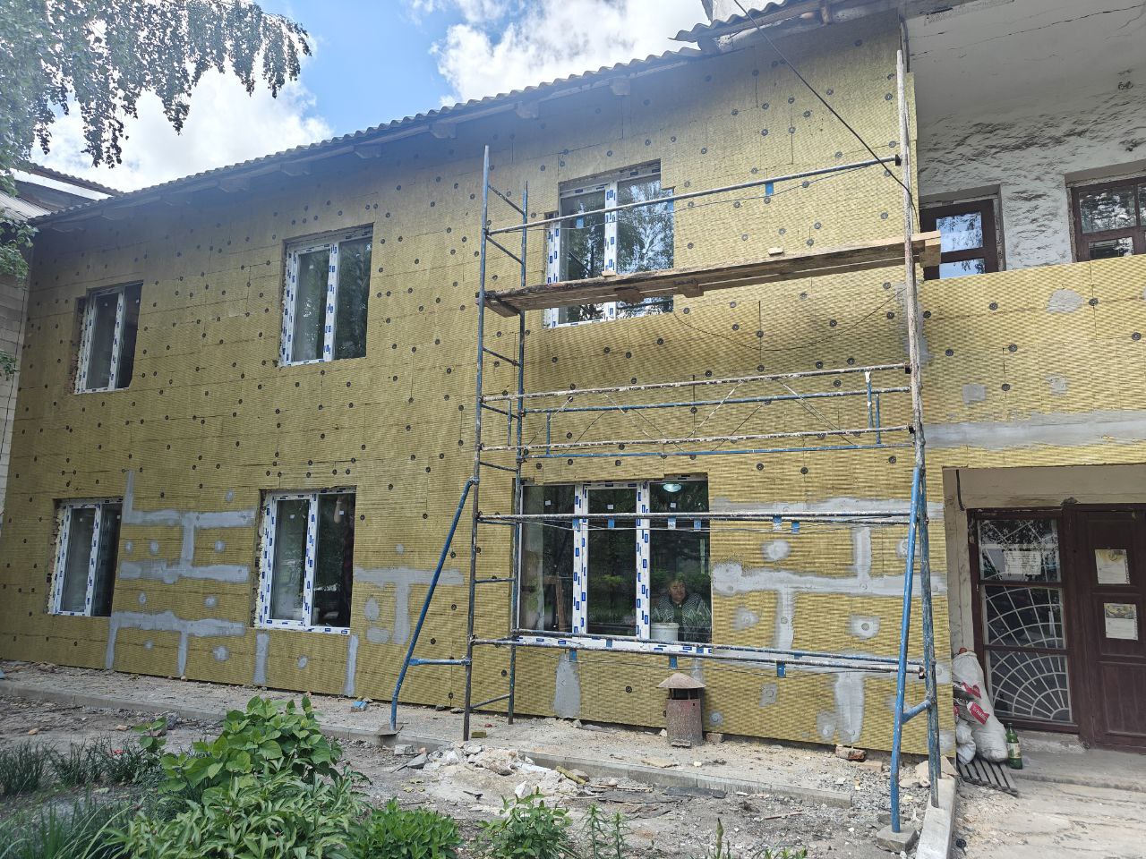 В Снежном ведется капитальный ремонт спортивно-культурного комплекса.