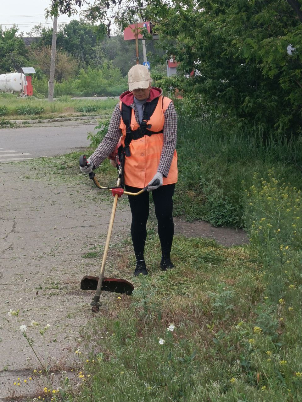 Коммунальщики Снежного продолжают благоустраивать территории общего пользования.