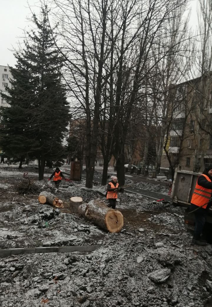 Коммунальщики Снежного благоустраивают территории общего пользования.