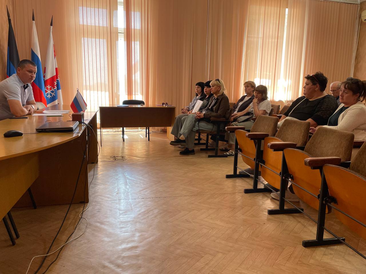 В Снежном прошла рабочая встреча по вопросам управления многоквартирными домами.