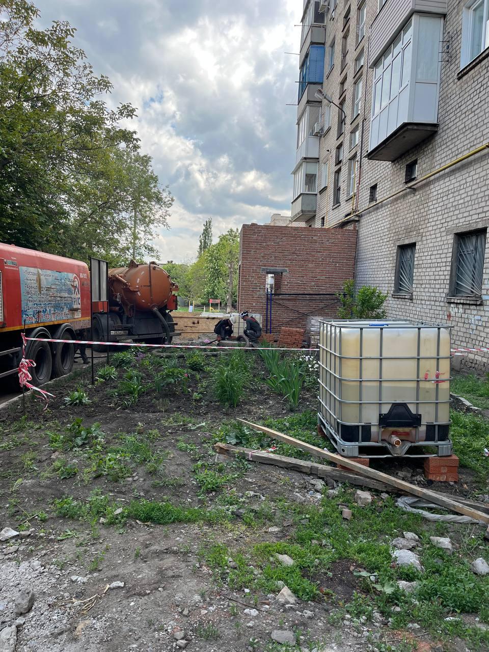 Аварийная бригада самарских коммунальщиков выполнила промывку канализации в Снежном.