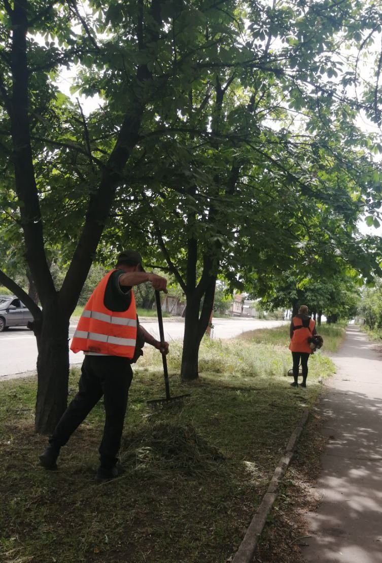 Коммунальщики Снежного продолжают благоустраивать территории общего пользования.