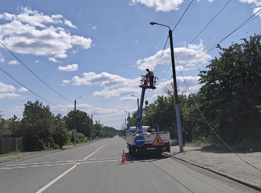 В Снежном продолжаются работы по восстановлению уличного освещения.