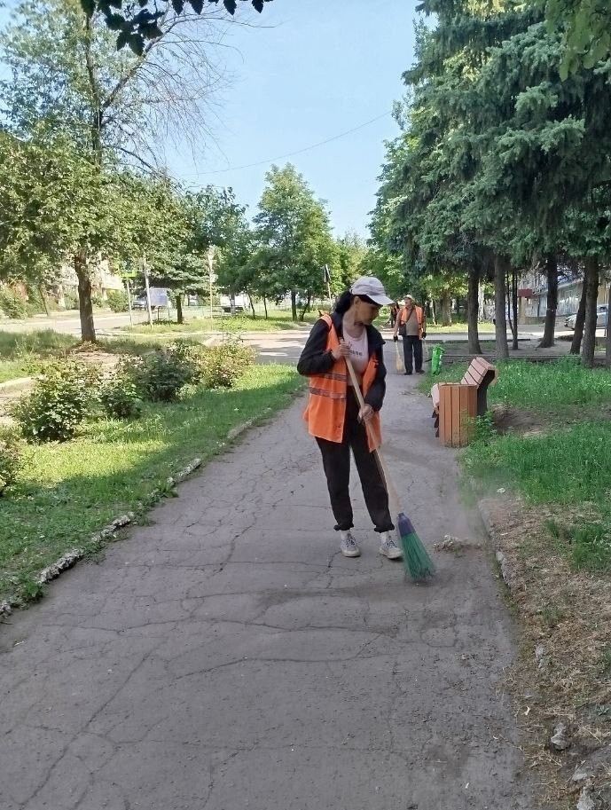 Коммунальщики Снежного продолжают благоустраивать территории общего пользования.