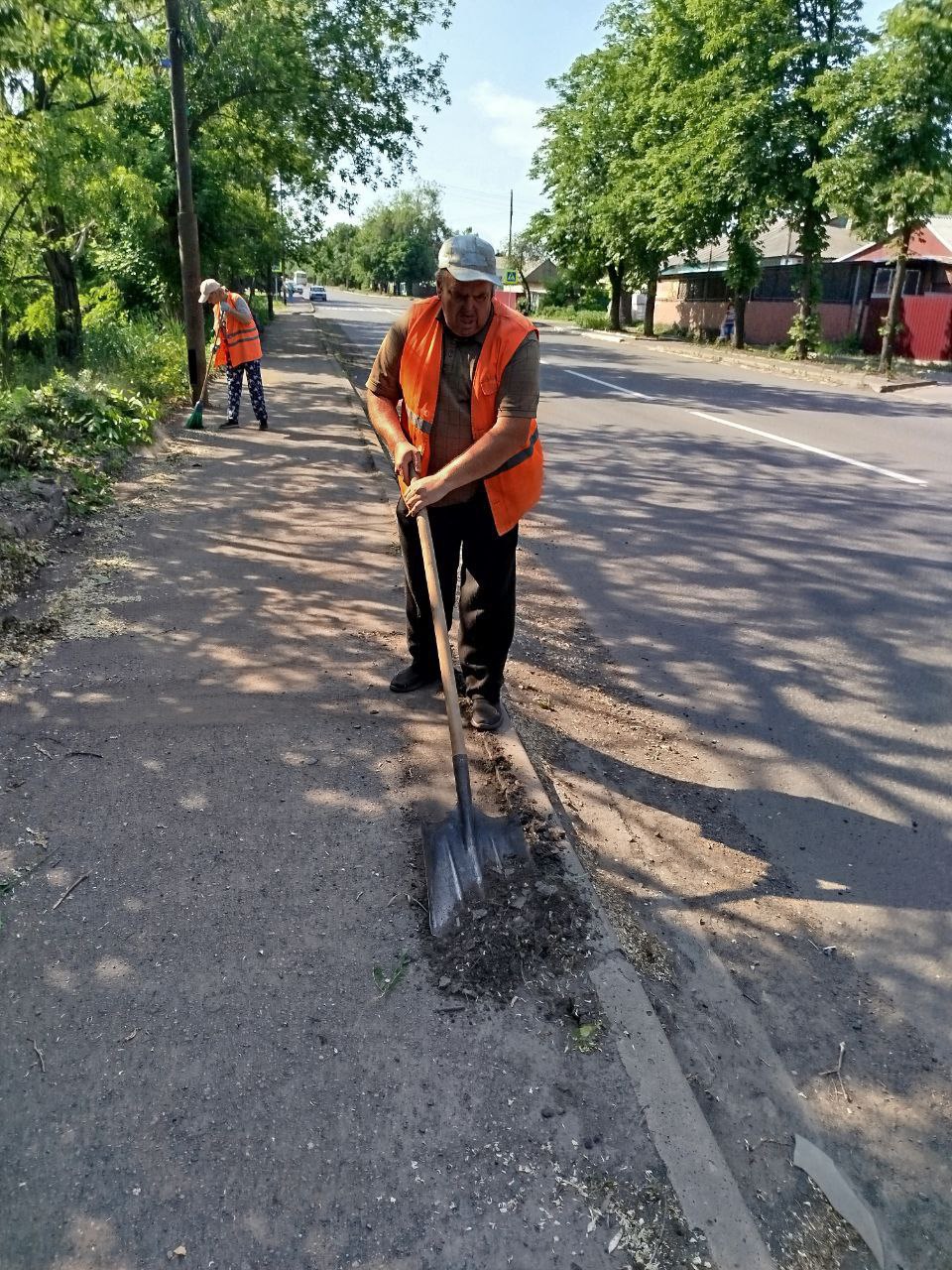 Коммунальщики Снежного продолжают благоустраивать территории общего пользования.