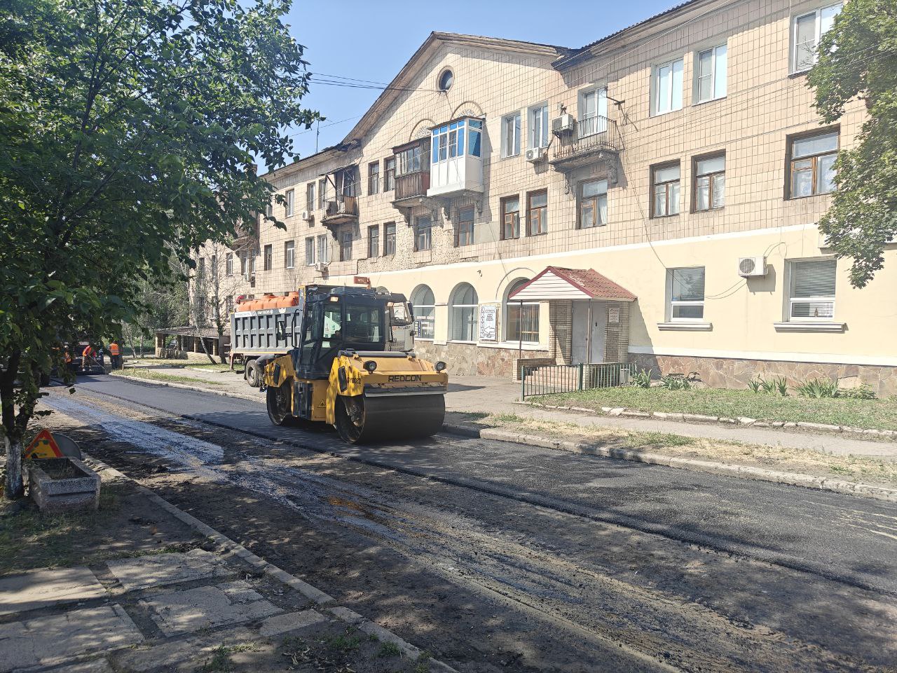 В Снежном обновляют дорожное покрытие.