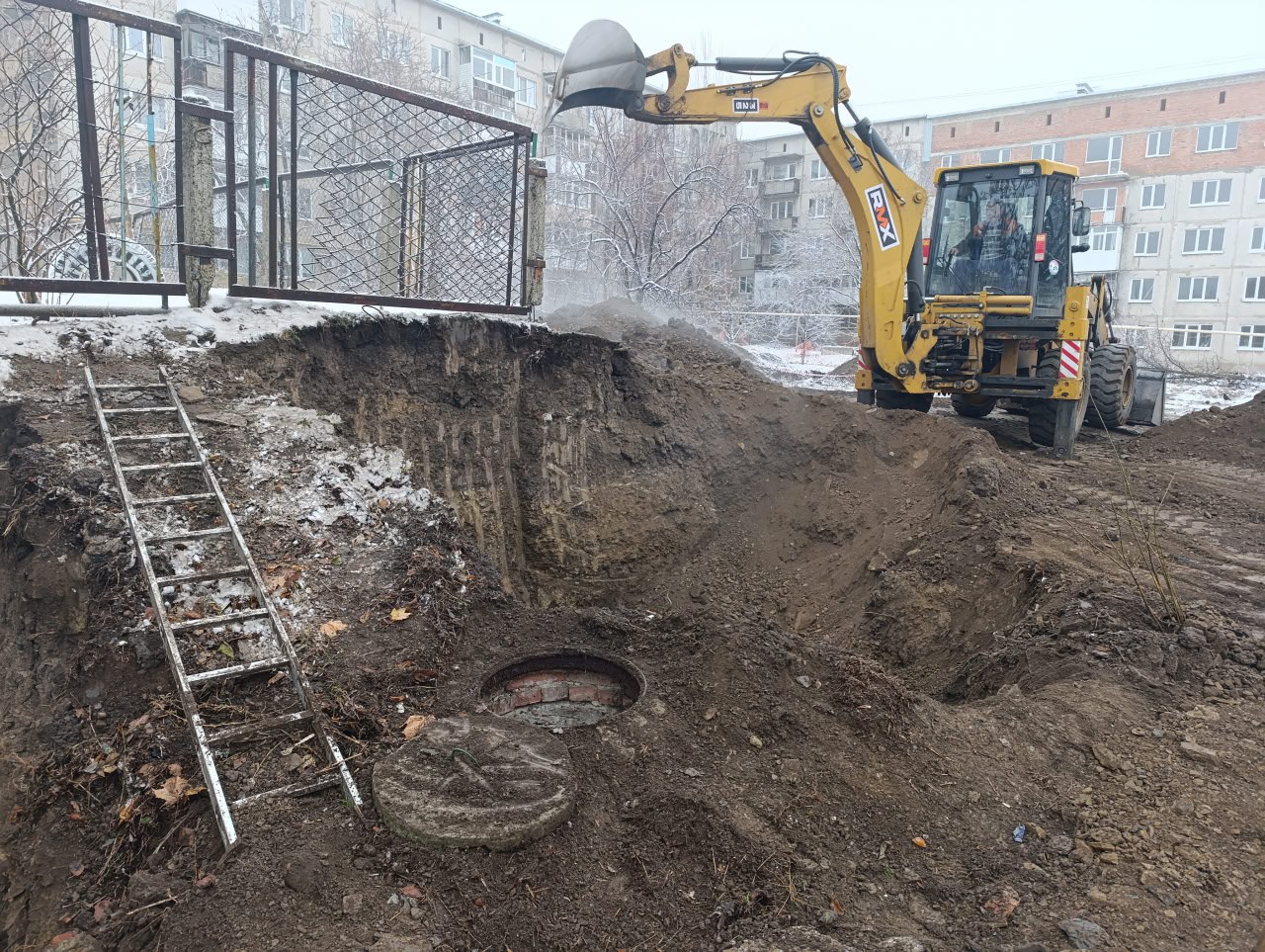 В Снежном ремонтируют теплотрассу.