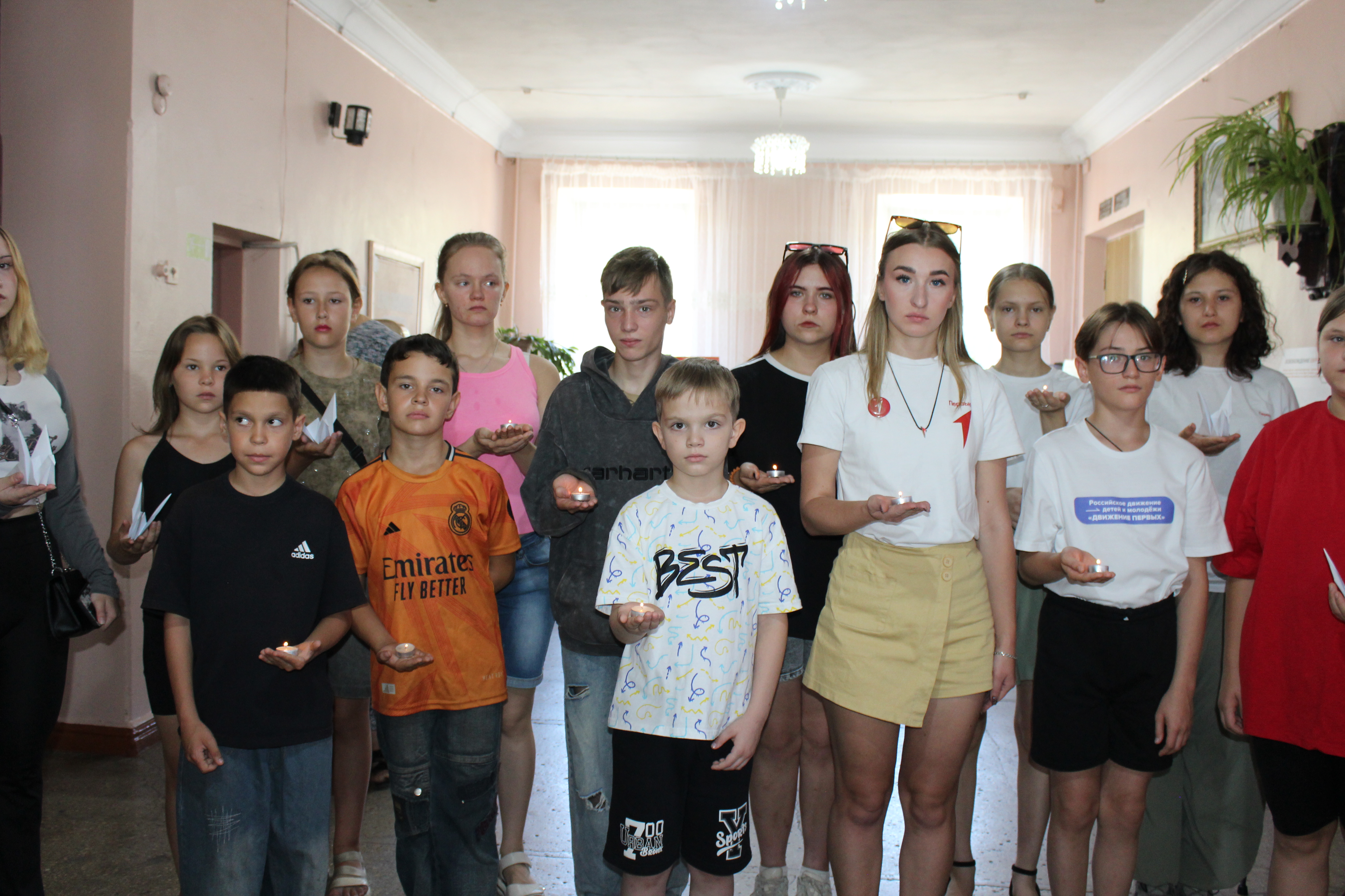 Снежнянцы зажгли свечи в память о маленьких жертвах войны.