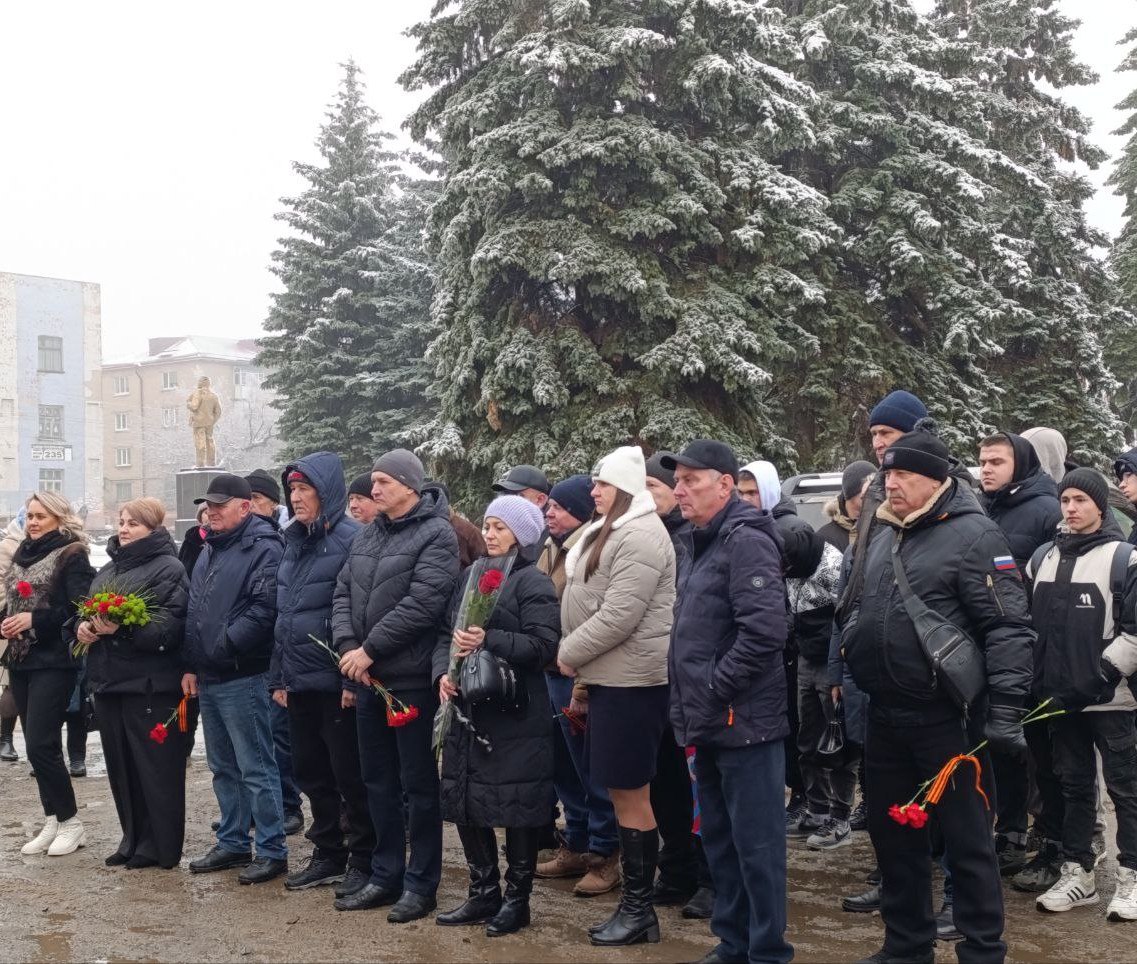 В Снежном прошла церемония возложения цветов.