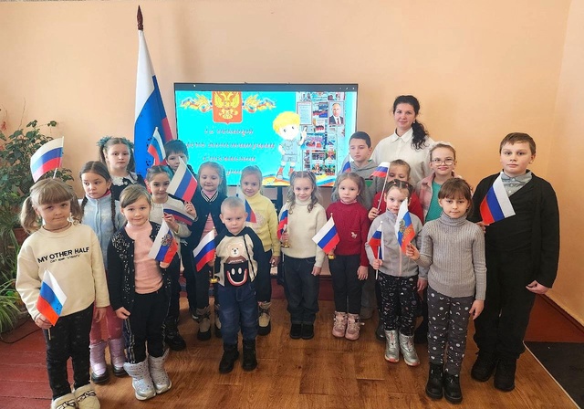 В учреждениях культуры Снежного прошли мероприятия ко Дню Конституции РФ.