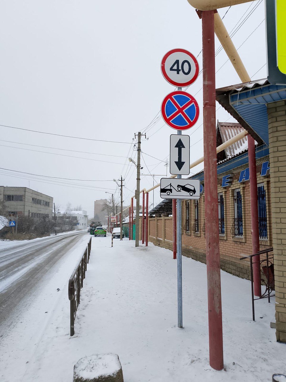 В Снежном продолжается обновление дорожных знаков.