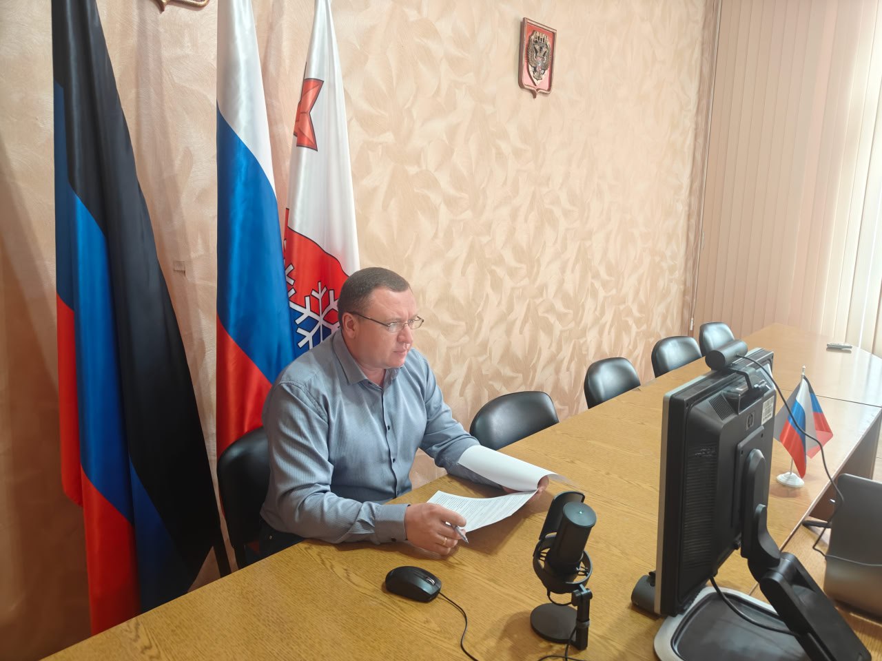 Глава Снежного в прямом эфире ответил на вопросы жителей.