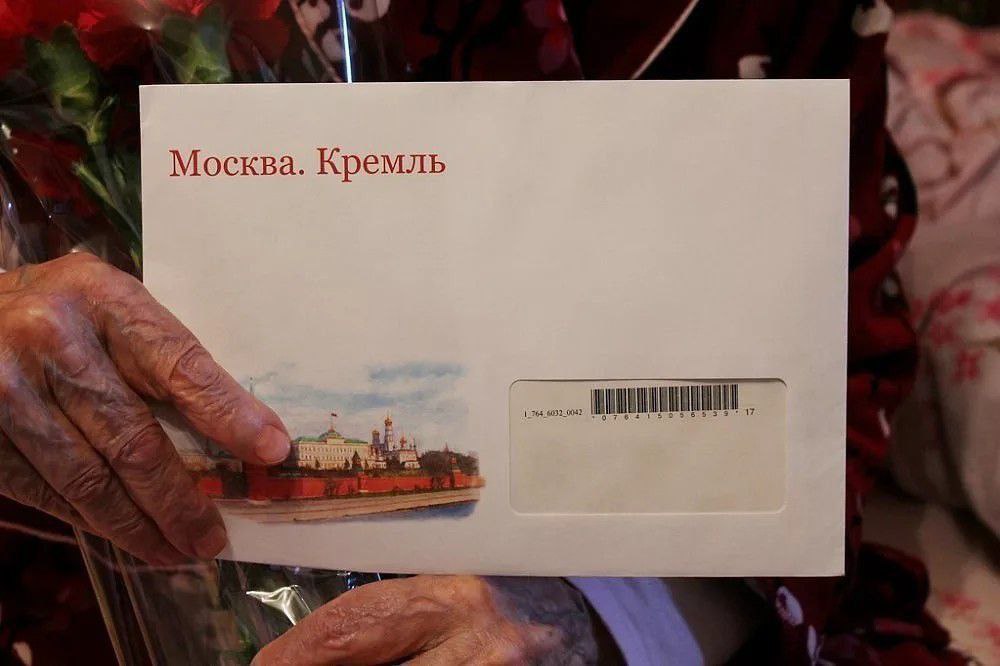 В Снежном чествовали долгожительницу в связи с ее юбилеем.