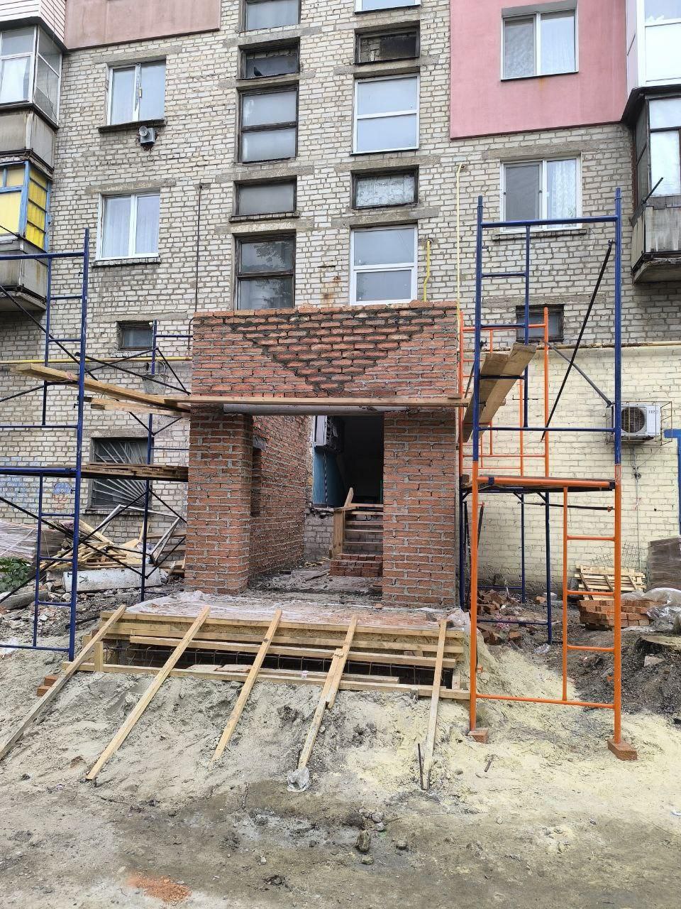 Самарские строители приводят в порядок жилые дома в Снежном.