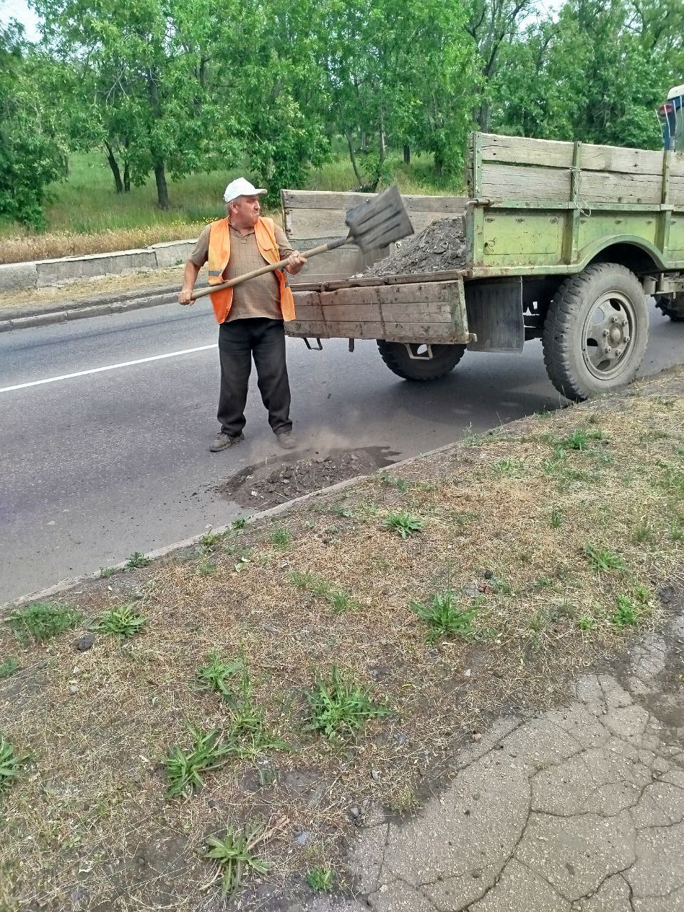 Коммунальщики Снежного продолжают благоустраивать территории общего пользования.