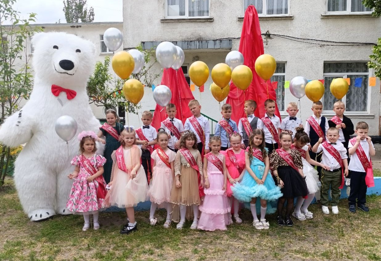 В детских садах Снежного прошли выпускные.