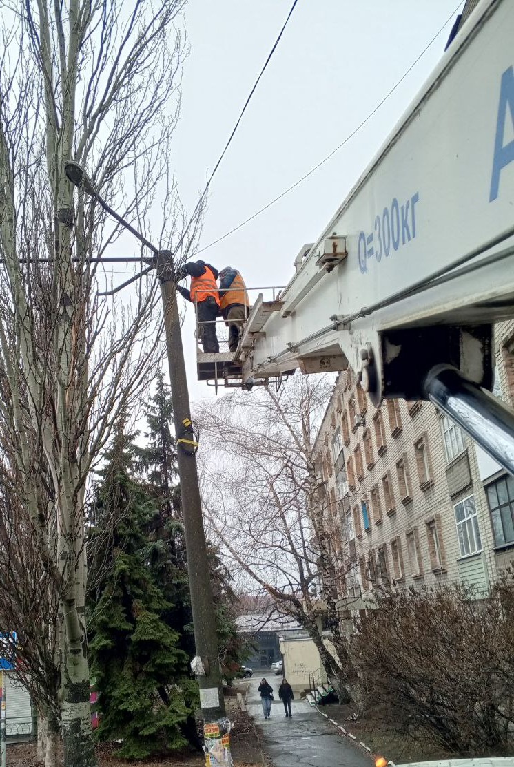 В Снежном выполняют ремонт линий наружного освещения.