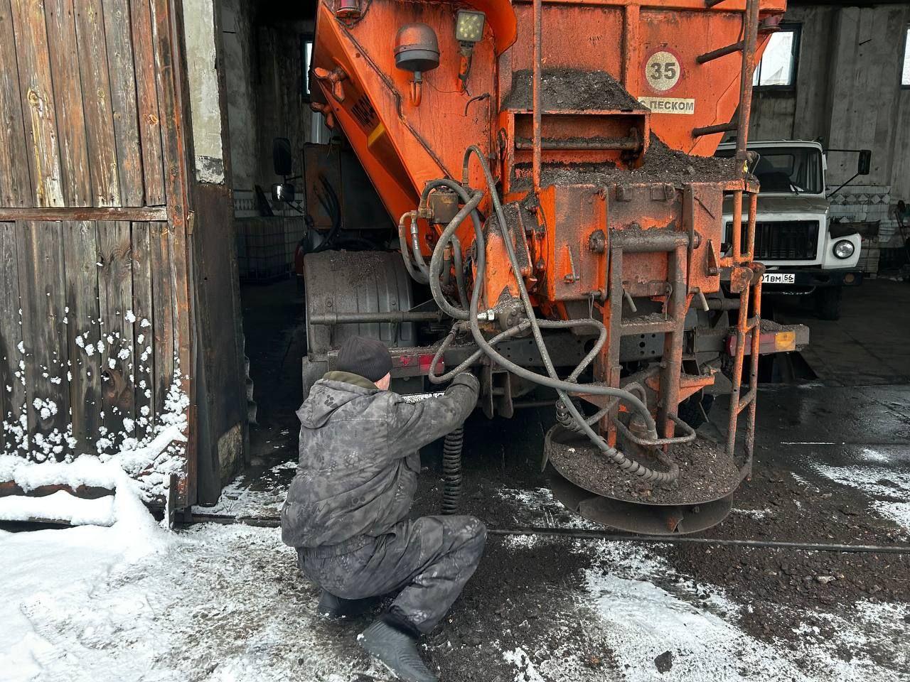 Самарская бригада помогает ремонтировать городскую спецтехнику в Снежном.