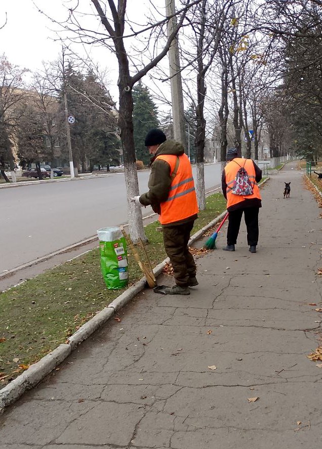 Коммунальщики Снежного благоустраивают территории общего пользования.