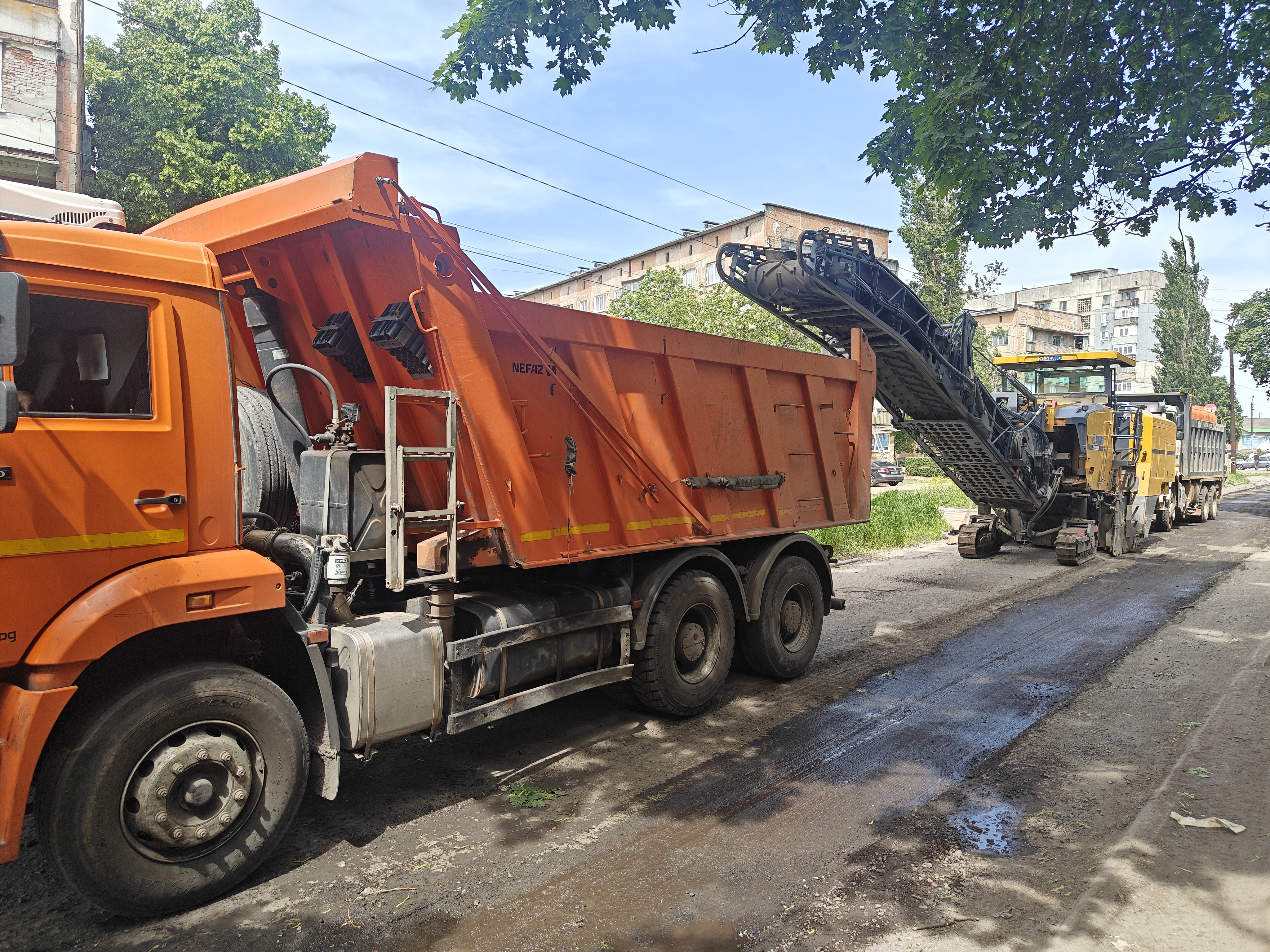 Дорожные работы в Снежном продолжаются.
