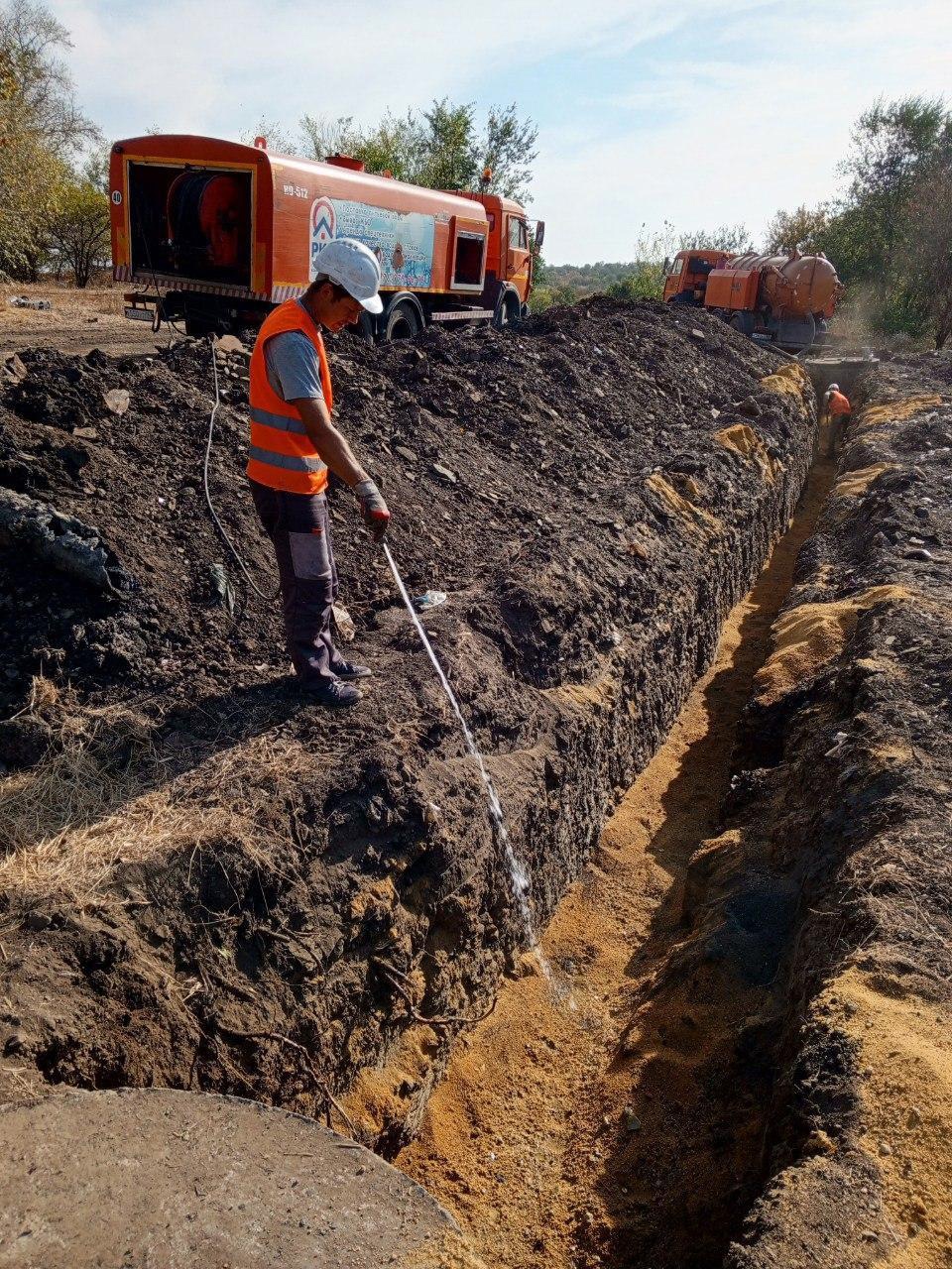 Специалисты улучшили работу системы водоотведения в Снежном.